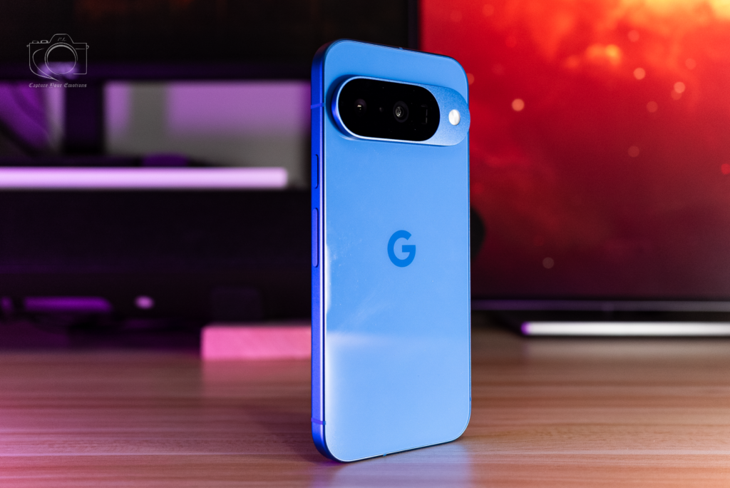 Smartfon Google Pixel 10 ustawiony na biurku z lekkimi refleksami podkreślającymi jego bryłę i kolorystykę - profesjonalna fotografia produktowa Mielec