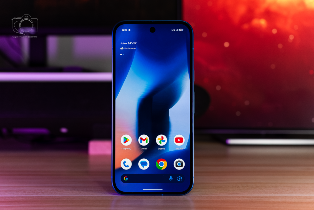 Smartfon Google Pixel 10 w przyjemnym, kontrastowym, ale jednocześnie delikatnym oświetleniu, stojąc na biurku - fotografia produktowa z aranżacją