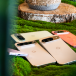 Smartfony z serii Google Pixel 9 w zielonym, przyjemnie kontrastującym z ich kolorytem środowisku - fotografia produktowa z aranżacją