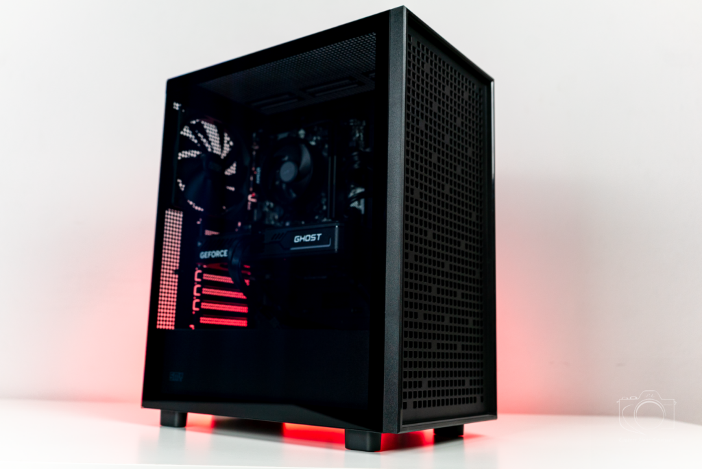 Zbudowany na zamówienie komputer gamingowy SMX Battlestation M4B od x-kom z przeszklonym panelem bocznym