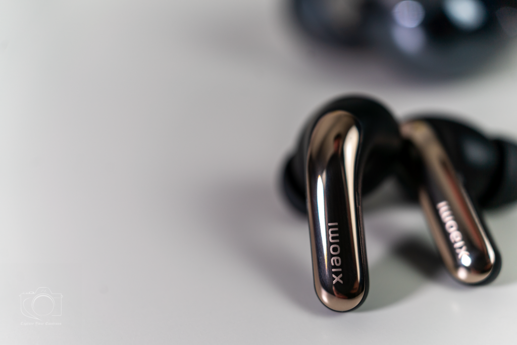 Nowoczesne słuchawki Xiaomi Buds 5 Pro na minimalistycznym tle z geometrycznymi bryłami - fotograf Mielec