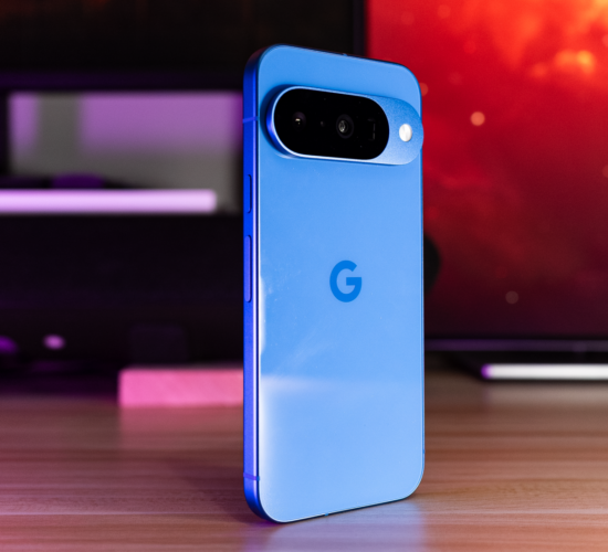 Smartfon Google Pixel 10 ustawiony na biurku z lekkimi refleksami podkreślającymi jego bryłę i kolorystykę - profesjonalna fotografia produktowa Mielec
