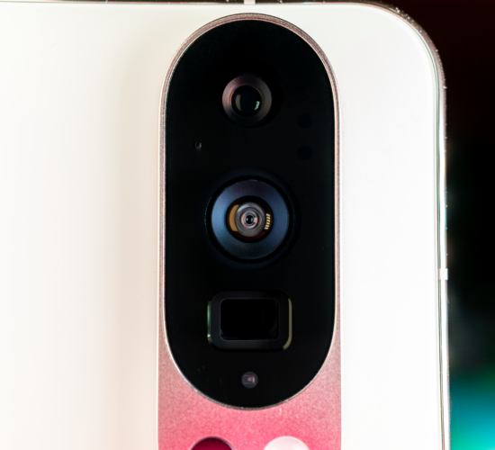 Aparat telefonu Google Pixel 10 Pro z bliskiej odległości - Fotografia drobnej elektroniki