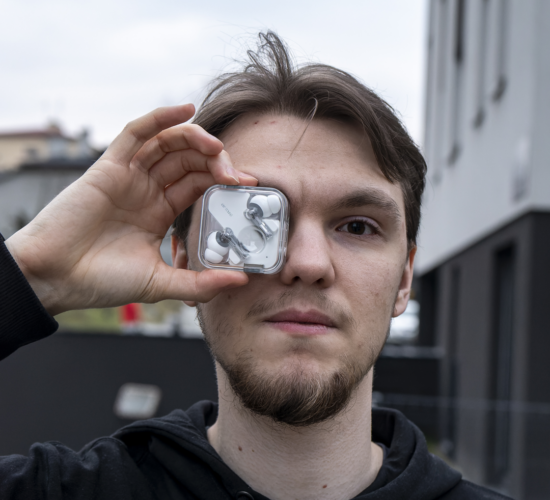 Designerskie słuchawki bezprzewodowe Nothing Ear 2 w rękach modela - fotografia lifestyle Mielec
