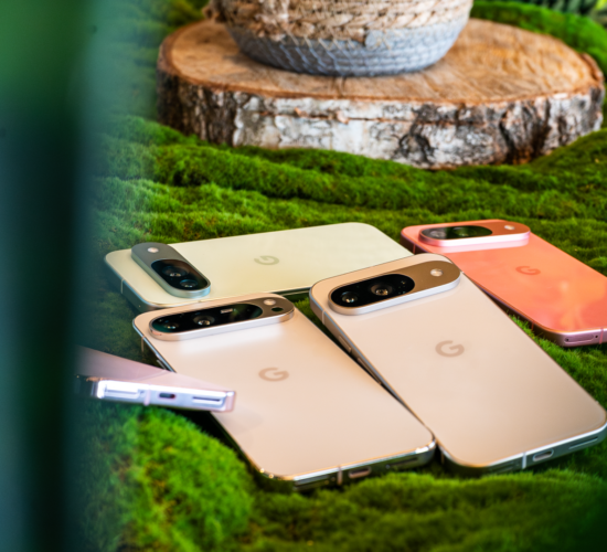 Smartfony z serii Google Pixel 9 w zielonym, przyjemnie kontrastującym z ich kolorytem środowisku - fotografia produktowa z aranżacją